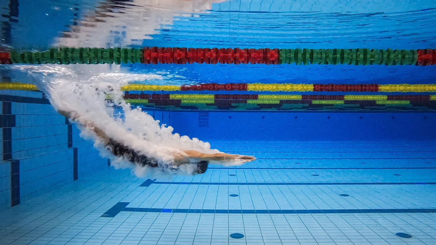 Clase de natación: nadador deslizándose bajo el agua
